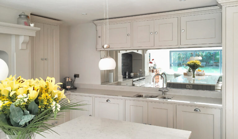 modern kitchen mirrored splashback