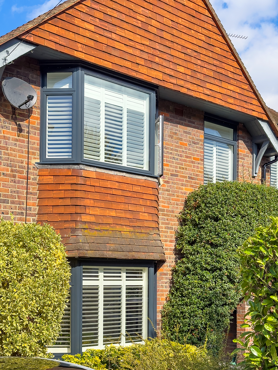 Woking House with Aluminium Anthracite grey Windows