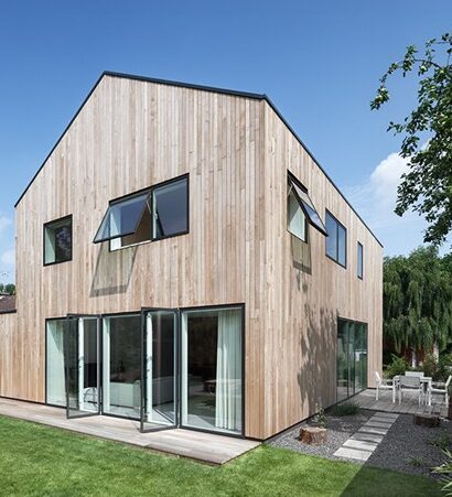 The VEFLAC 200 windows on a modern wood clad conversion from the outside.